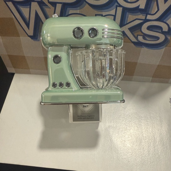 Bath & Body Works Light Green mixer Wallflower Plug - Picture 2 of 4